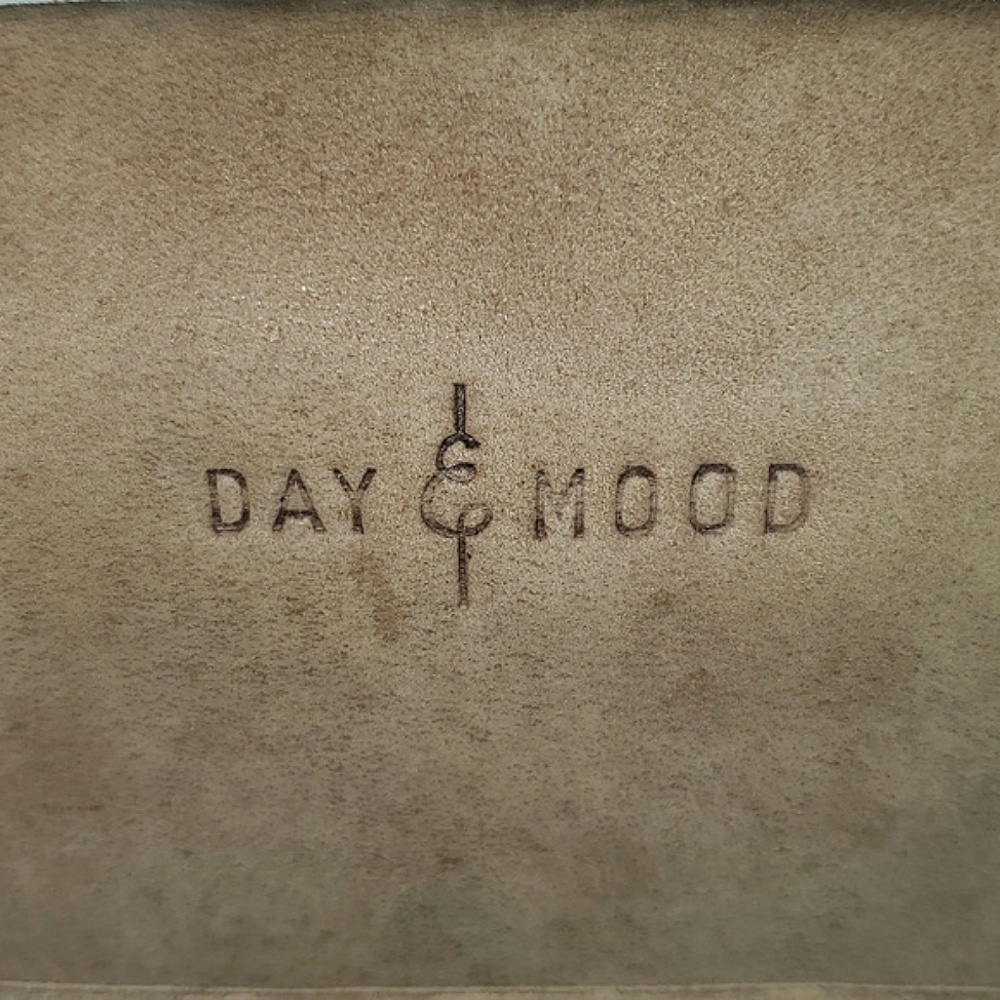 Day & Mood Leather Irene Vintage Crossbody Leather Front Flap Messenger Bag - Picture 3 of 14